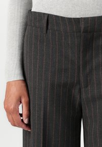 Copenhagen Muse TAILOR PANTS - Pantalon classique - black/red pear