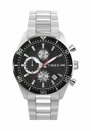 Stalowy zegarek Timex z chronografem, czarną tarczą, trzema subtarczami, czerwoną wskazówką sekundnika, okienkiem daty i srebrną metalową bransoletą z ogniw.