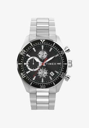 Stalowy zegarek Timex z chronografem, czarną tarczą, trzema subtarczami, czerwoną wskazówką sekundnika, okienkiem daty i srebrną metalową bransoletą z ogniw.
