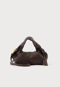Επιλέχθηκε, dark brown