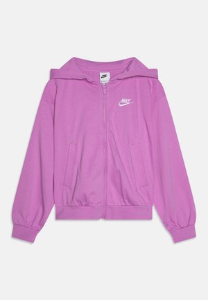 Sudadera con cremallera de Nike en color rosa, con una capucha grande, puños elásticos, bolsillos laterales y un logo blanco en el lado izquierdo del pecho. Textura de tela suave.