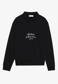 Sort pullover med klassisk polo-krave, med broderet tekst "Marais Gallerie Deux 1973" i hvid på forsiden. Blød stoftekstur.