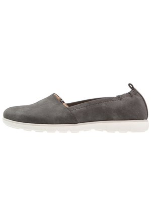 Grå ruskind slip-on sko med rund tå, hvid gummisål og diskrete elastiske detaljer for nem pasform. Har en glat tekstur.
