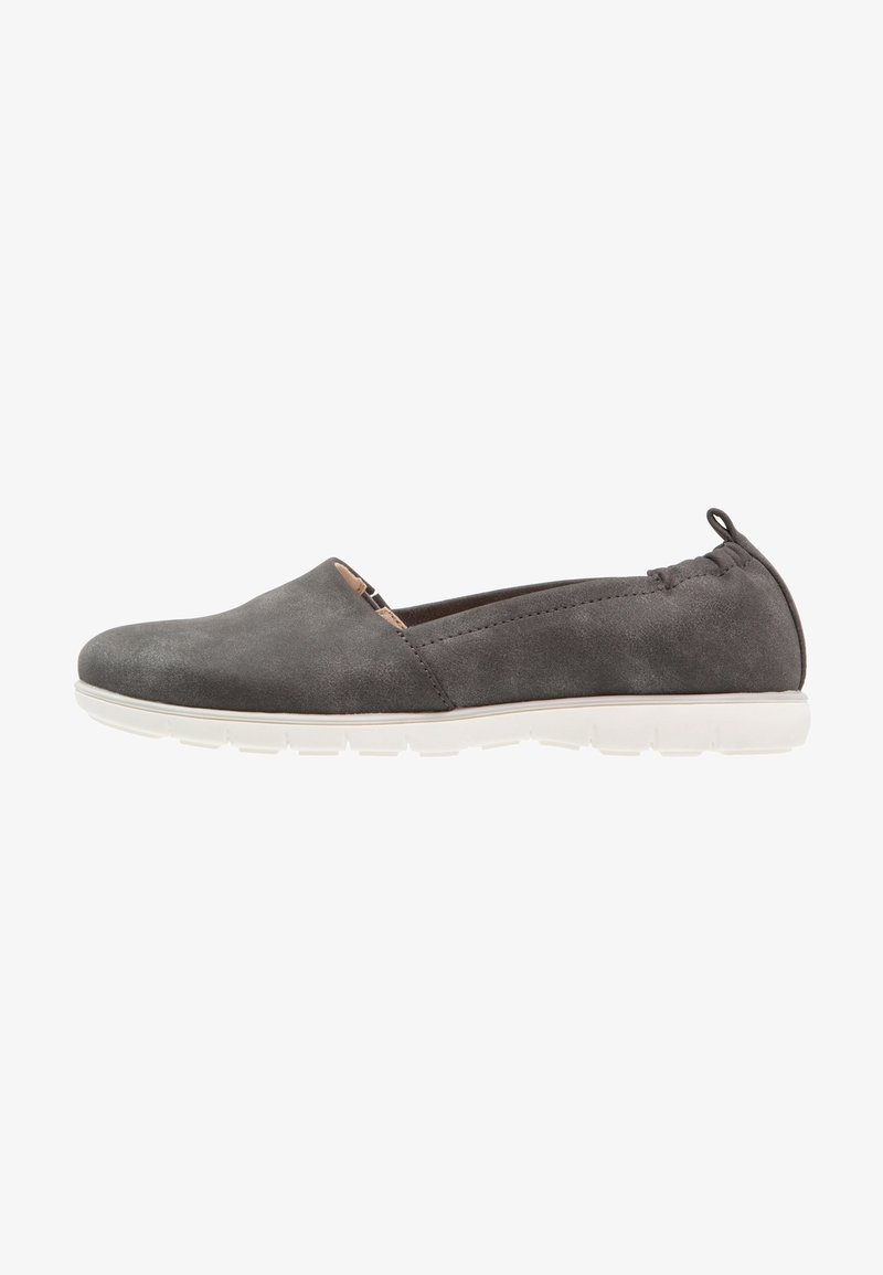 Chaussure à enfiler en daim gris avec un bout rond, une semelle en caoutchouc blanche et des accents élastiques subtils pour un port facile. Présente une texture lisse.