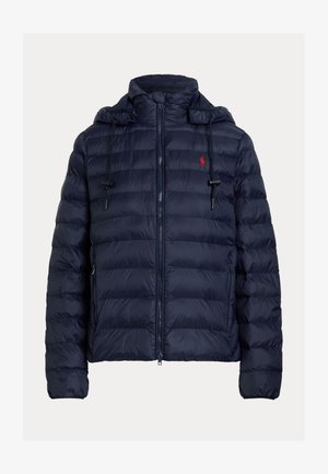 Granatowa pikowana kurtka puchowa z kapturem, zamkiem z przodu, sznurkami, zamykanymi na zamek bocznymi kieszeniami i małym czerwonym logo na piersi.