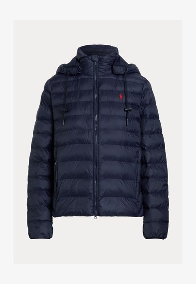 Tumesinine tikitud sulejope kapuutsiga, eesmine tõmblukk, paelad, tõmblukuga küljetaskud ja väike punane logo rinnal.