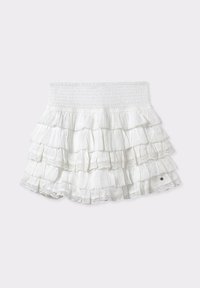 Mini-jupe blanche en couches avec une taille smockée, des accents en dentelle et une texture froncée. Fabriquée en tissu léger.