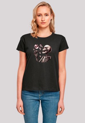 Schwarzes T-Shirt mit einem Skelett-Design, das bunte Blasen bläst. Es hat einen runden Ausschnitt und kurze Ärmel und ist aus weichem Stoff gefertigt.
