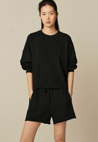Next RAW EDGE REGULAR FIT - Lühikesed püksid - black