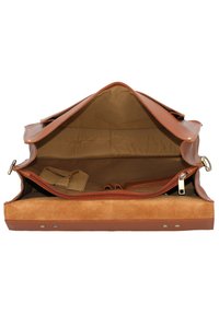 Braune Ledertasche mit einem hellbraunen Wildlederboden. Geöffnete Klappen enthüllen ein geräumiges Innenleben und eine Reißverschlusstasche, die ein einfaches, strukturiertes Design zeigt.