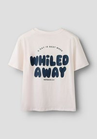 T-shirt bianco a maniche corte con testo nero che recita "Una giornata è migliore quando trascorsa a perdere tempo versione 2.0" sul retro.