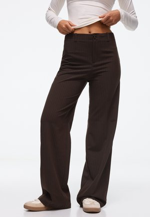 Bershka, WIDE-LEG TAILORED - TROUSERS 00145450 - Pantalon classique - mottled dark brown