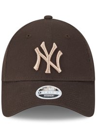 Brauner Baseball-Cap mit verstellbarem Riemen, ausgestattet mit einem gestickten NY-Logo in Beige und einem Plastiketikett mit der Aufschrift „9FORTY WOMEN ADJUSTABLE.“