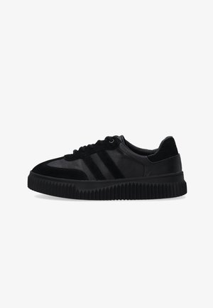 Schwarze knöchelfreie Sneaker mit geriffelter Sohle, Wildleder- und Lederelementen, zwei seitlichen Streifen und Schnürverschluss.