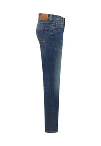 Modré slim fit riflové nohavice s vreckom na zadnej strane s detailom prešitia a hnedou nášivkou s logom Mustang na páse.