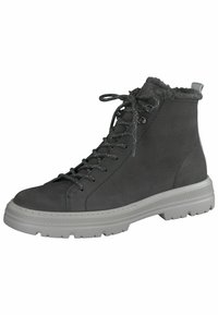 Botas altas de cuero gris con un acabado texturizado, que cuentan con cordones grises, un forro suave y una suela de goma blanca con dibujos.