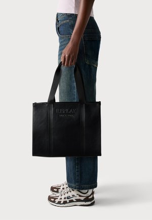 Zwarte leren tote bag met geperst "REPLAY SINCE 1981" logo, gestructureerd ontwerp, dubbele handvatten en zichtbare stikseldetails.
