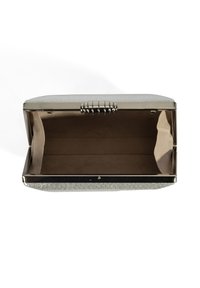 Grijze clutch met een gestructureerde buitenkant, metalen frame en sluiting met gesp. De binnenkant is gevoerd met een gladde beige stof.