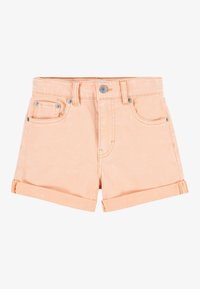 Pantalones cortos de mezclilla melocotón con talle alto, diseño de cinco bolsillos, dobladillos enrollados y herrajes en tono plateado. Textura suave, estilo casual.