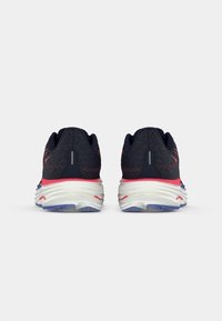 Et par løbesko med en mørk overdel med et struktureret mønster, lyserøde accenter og en polstret hvid og blå sål.