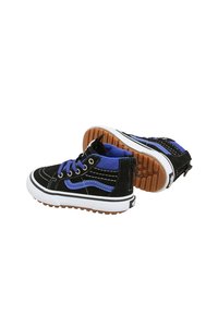 Czarne zamszowe sneakersy typu high-top z niebieskimi akcentami, białą gumową podeszwą i pomarańczowo-brązową teksturowaną podeszwą zewnętrzną. Charakteryzują się sznurowanym zapięciem oraz kontrastowymi przeszyciami.