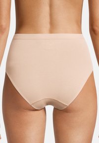 Beige, hochgeschnittene Baumwollslips mit einer glatten Textur und subtilen Nähdetails. Das Design bietet vollständige Abdeckung und einen dehnbaren Bund.