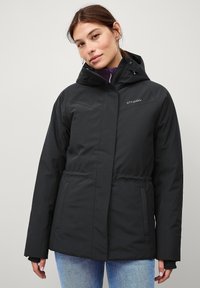 Zwarte waterdichte jas met capuchon, met een aangesnoerde taille, gladde textuur en zijzakken. Logo op de linker bovenkant.