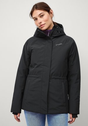 Zwarte waterdichte jas met capuchon, met een aangesnoerde taille, gladde textuur en zijzakken. Logo op de linker bovenkant.