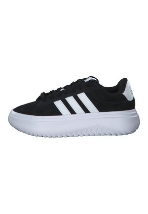 Czarny sneaker z trzema białymi paskami po bokach, grubą białą podeszwą, czarnymi sznurówkami i białym detalem na pięcie, pokazany na prostym białym tle.