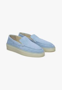 Jasnoniebieskie zamszowe buty wsuwane z okrągłym noskiem, białą gumową podeszwą i minimalnymi detalami przeszycia na krawędzi.