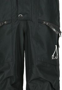 Svarta arbetsbyxor med blixtlåsfickor på sidan, utrustade med varumärkesdragkedjor, samt en knappslå i midjan.