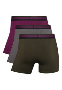 Tre paia di boxer disponibili nei colori borgogna, grigio e verde oliva, dotati di una morbida vita elastica con strisce nere e viola.