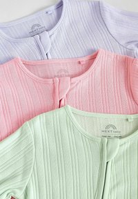 Három kisbaba kardigán pasztell színekben: lilás, rózsaszín és mentazöld. Bordás textúrával, kerek nyakkivágással és gombos záródással rendelkeznek.