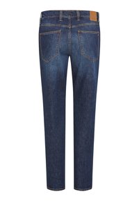 Jeans in denim di colore blu scuro con taglio dritto, dotati di due tasche posteriori e una toppa in pelle sulla vita. Dettagli delle cuciture visibili.
