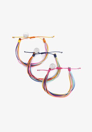 Drie meerkleurige draadarmbanden met verstelbare knopen en zilveren ronde bedels, uitgestald op een witte achtergrond.