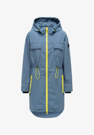 Blå hætte-regnjakke med gul lynlås, to brystlommer, snøre i taljen og lynlåslommer i siden, med forlænget bagkant.