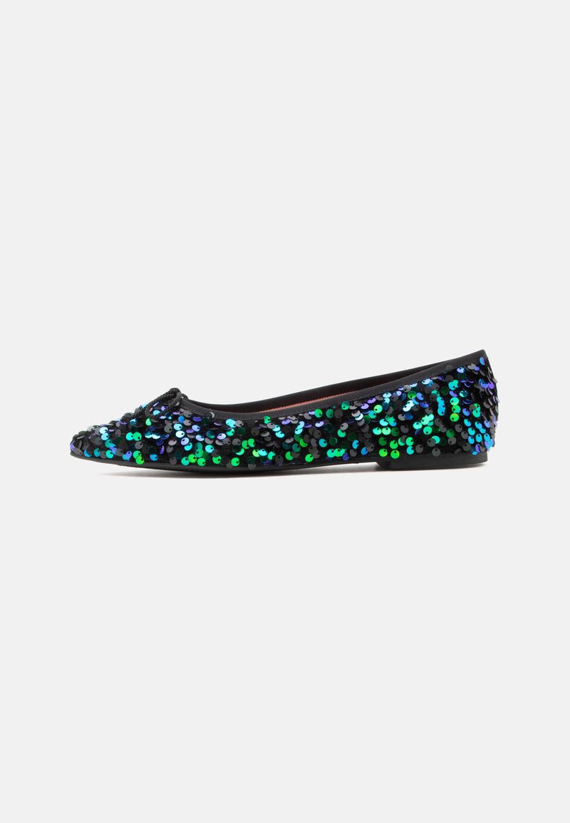 Chaussure plate noire couverte de sequins irisants bleus et verts avec un petit nœud sur le bout arrondi sur fond blanc.