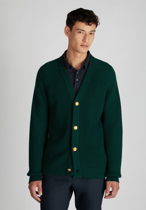 Grüne gerippte Strickjacke mit V-Ausschnitt und langen Ärmeln, ausgestattet mit goldenen Knöpfen und einem strukturierten Strickmuster.