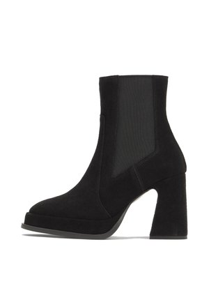 Botín negro de ante con panel lateral elástico y tacón bloque, diseñado para la moda femenina y uso casual.