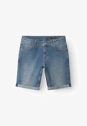 Džínové šortky ve světle modré barvě, s ohrnutým lemem, klasickým pětikapsovým designem a zapínáním na knoflík vpředu. Hladká textura se zesvětlenými oblastmi.