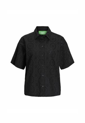 Czarna koszula z krótkim rękawem, wykonana z materiału typu eyelet, z zapięciem na guziki, ostrym kołnierzykiem oraz zieloną metką wewnątrz kołnierza.