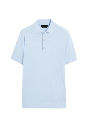Polo shirt bleu clair à manches courtes en tissu doux, avec une patte de boutonnage à trois boutons et des poignets côtelés pour un look ajusté.