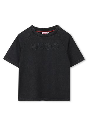 Zwarte T-shirt met korte mouwen, met een vervaagde textuur en een reliëf "HUGO" logo op de borst, ronde hals met rode binnenrand.