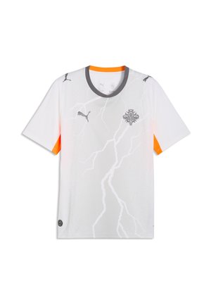 Weißes Sporttrikot mit grauem Blitzmuster, grauen Puma-Logos auf Schultern und Brust, einem grauen und orangefarbenen Kragen sowie orangen Seitenpanelen.