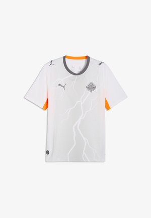 Weißes Sporttrikot mit grauem Blitzmuster, grauen Puma-Logos auf Schultern und Brust, einem grauen und orangefarbenen Kragen sowie orangen Seitenpanelen.