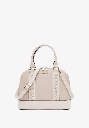 Beige strukturiierte Handtasche mit geflochtenen Details, glatter Textur, goldenen Beschlägen, doppelten Griffen und einem abnehmbaren Schultergurt.