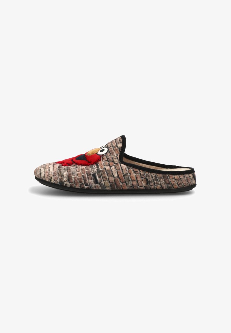 Pantufla con tela de patrón de ladrillo, que presenta un bordado de un personaje rojo y amarillo en la parte delantera, ribete negro y un interior acolchado.