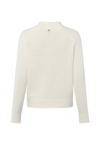 Roomkleurige trui met een textuurrijke breisel, raglanmouwen, geribbelde boorden aan de mouwen en zoom, en een kleine accentknop aan de achterkant van de halslijn.