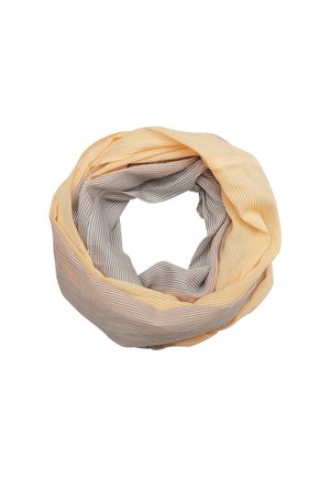 Hellgelber und grauer gestreifter Stoff-Schal in einer lockeren runden Schlaufe auf weißem Hintergrund drapiert.