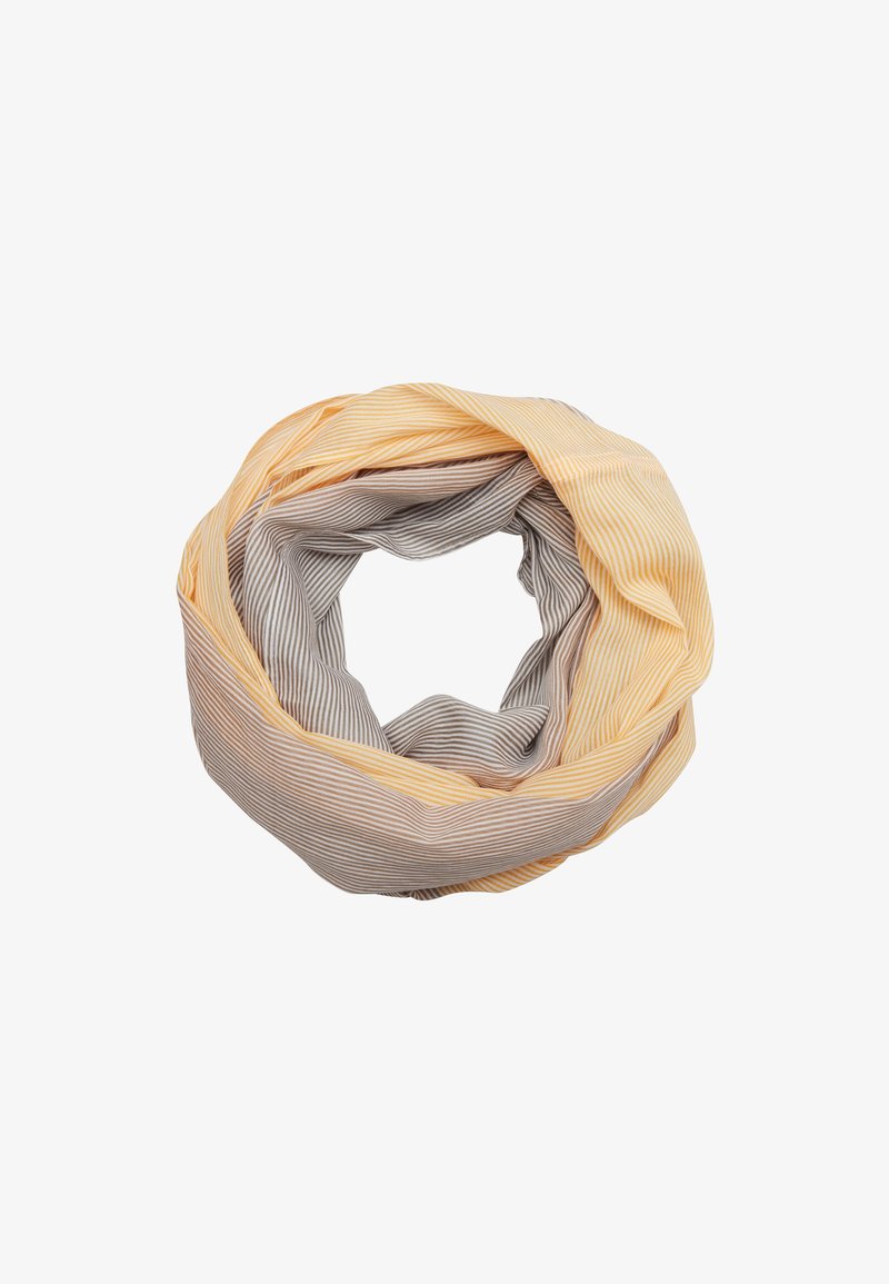 Écharpe infinie en tissu rayé jaune clair et gris, disposée en boucle circulaire lâche sur un fond blanc.